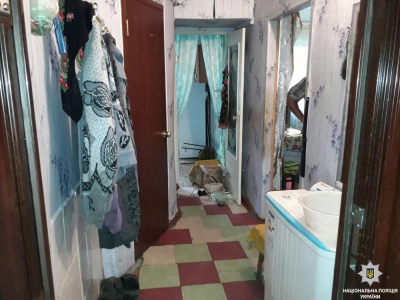 В Першотравенске сын жестоко избил свою мать за то, что долго не открывала дверь