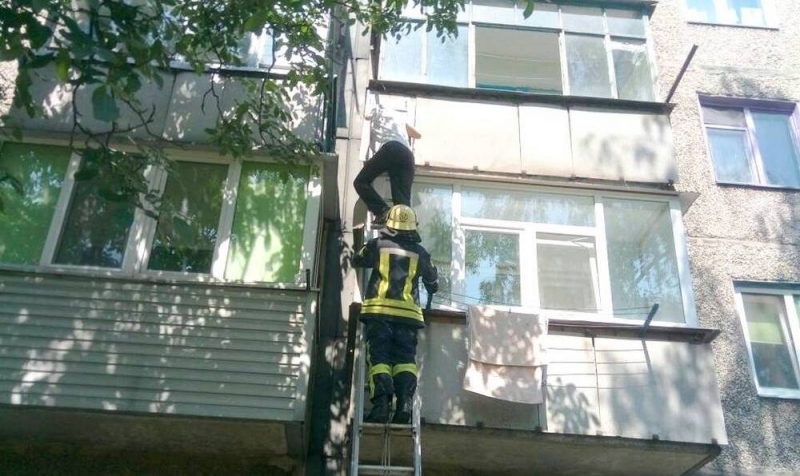 В Першотравенске мужчина застрял между балконами и не мог спуститься (ФОТО)