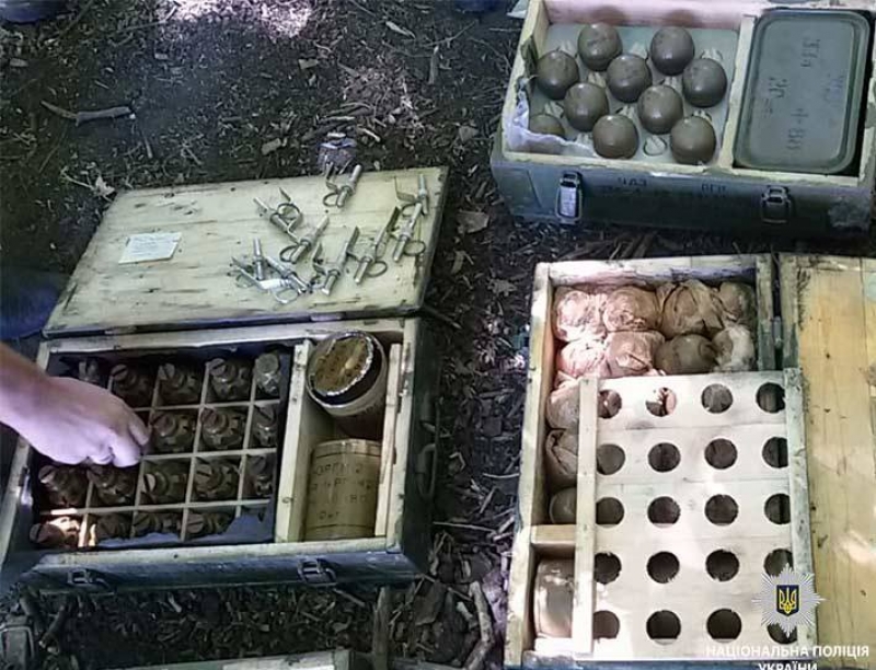 Тайник с оружием, боеприпасами и взрывчаткой обнаружили полицейские в лесополосе в Днепропетровской