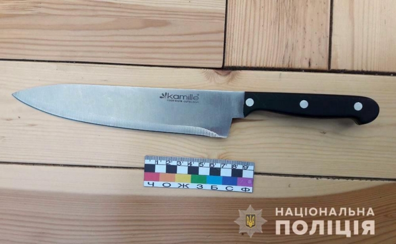 В одном из кафе Павлограда пьяный мужчина с ножом бросался на посетителей