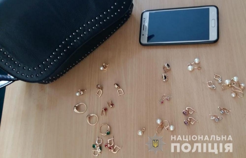 В Терновке женщина забыла на лавочке сумку с золотыми украшениями на сумму 50 тыс. гривен