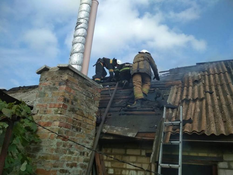В Павлограде огонь охватил частный дом (ФОТО)