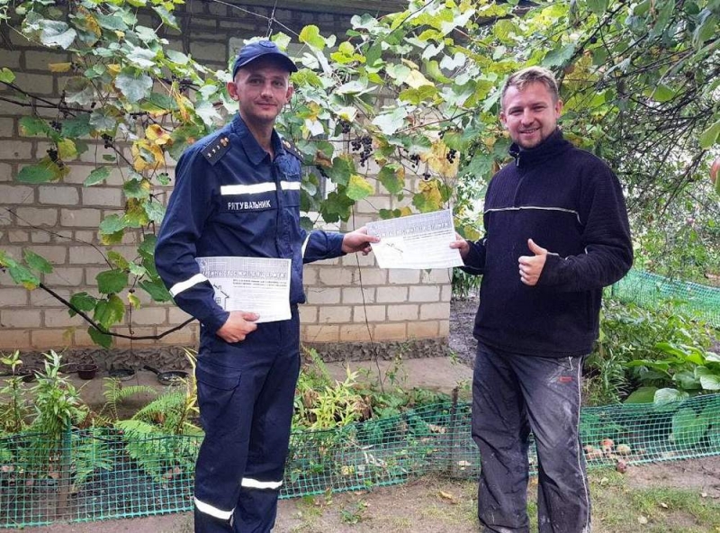 Из-за роста количества пожаров на Павлоградщине, спасатели учат людей правилам пожарной безопасности