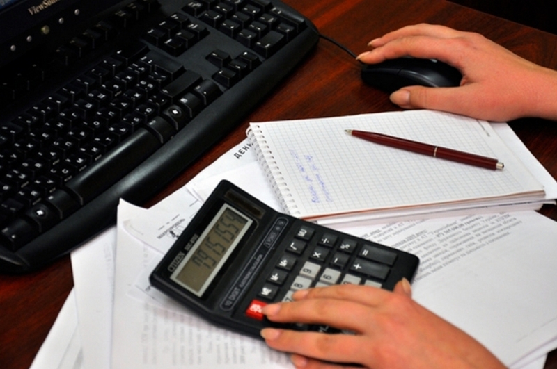 Минфин освободил предпринимателей от ежедневного вклеивания фискальных отчетных чеков в расчетные книжки