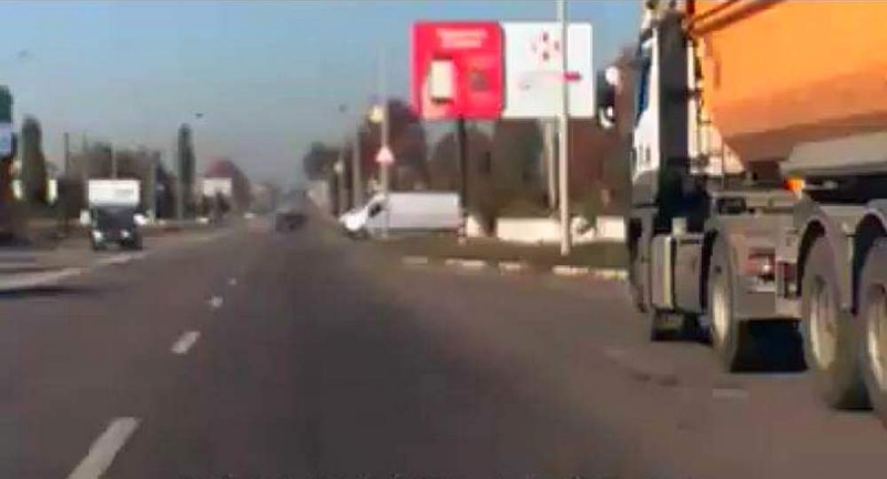 Не пропустил на главной: в Павлограде столкнулись два бусика (ВИДЕО)