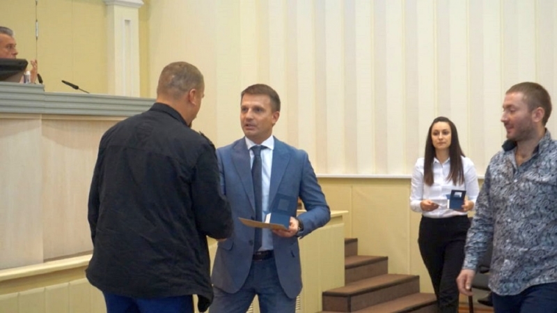 Герои из Павлограда награждены наручными часами за спасение женщины во время пожара