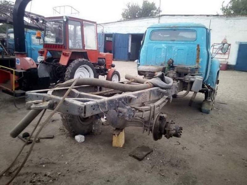 «Из гадких утят в белых лебедей»: коммунальщики Павлограда взялись своими силами реанимировать старые автомобили автопарка