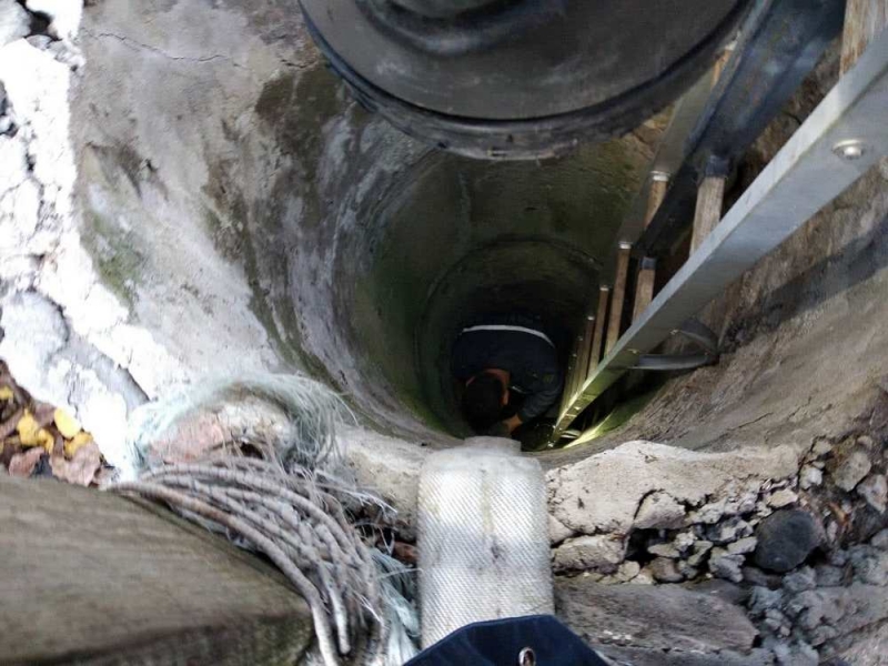 В Новомосковском районе бабушка упала в глубокий колодец