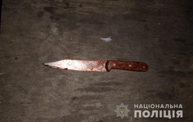Кровавое застолье: павлоградец пытался ножом убить товарища