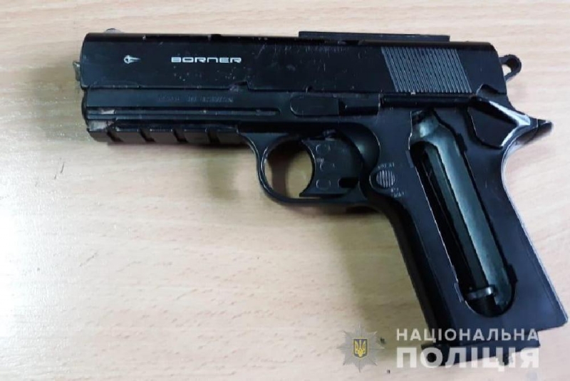 В Терновке мужчина с игрушечным пистолетом ограбил двух людей