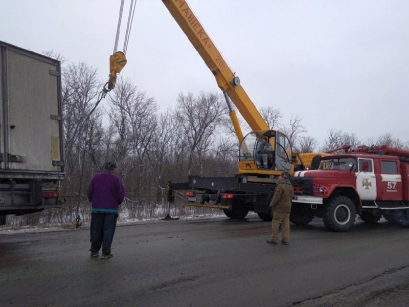 Водитель не справился с гололедом: грузовик вылетел в кювет