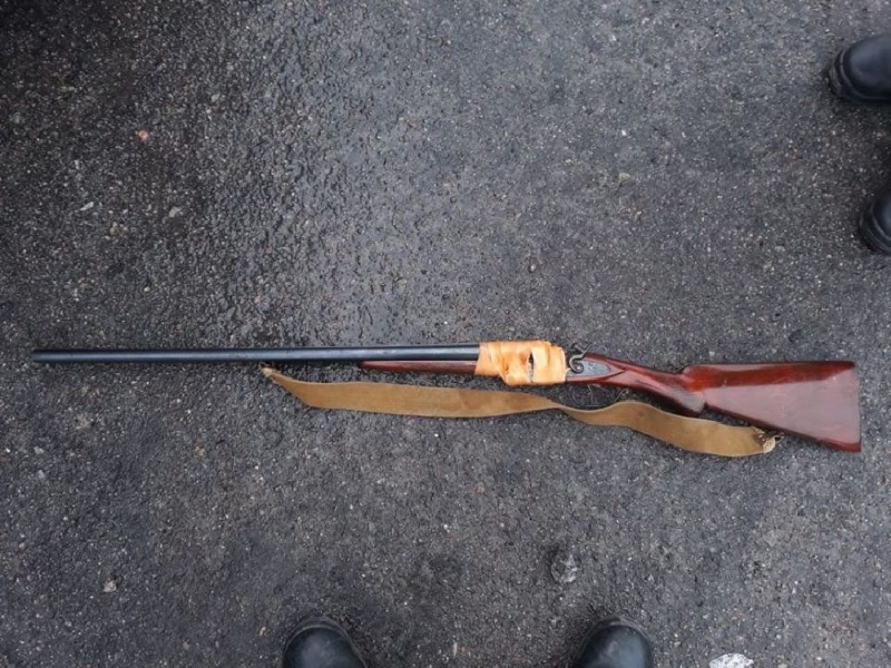 В Павлограде мужчина с ружьем пугал прохожих