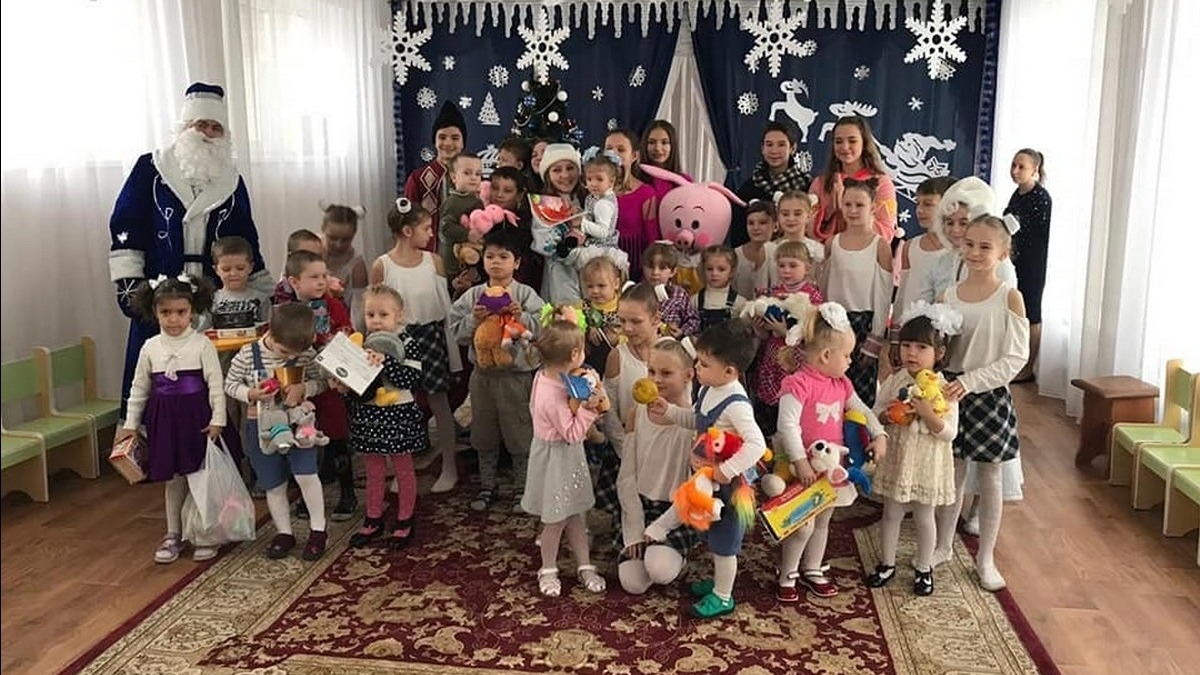 Полицейские Павлограда подарили праздник малышам из проблемных семей