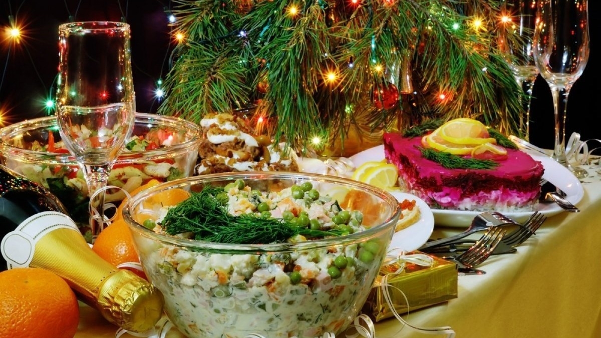 Как сделать новогоднее застолье вкусным и не навредить здоровью: советы врачей