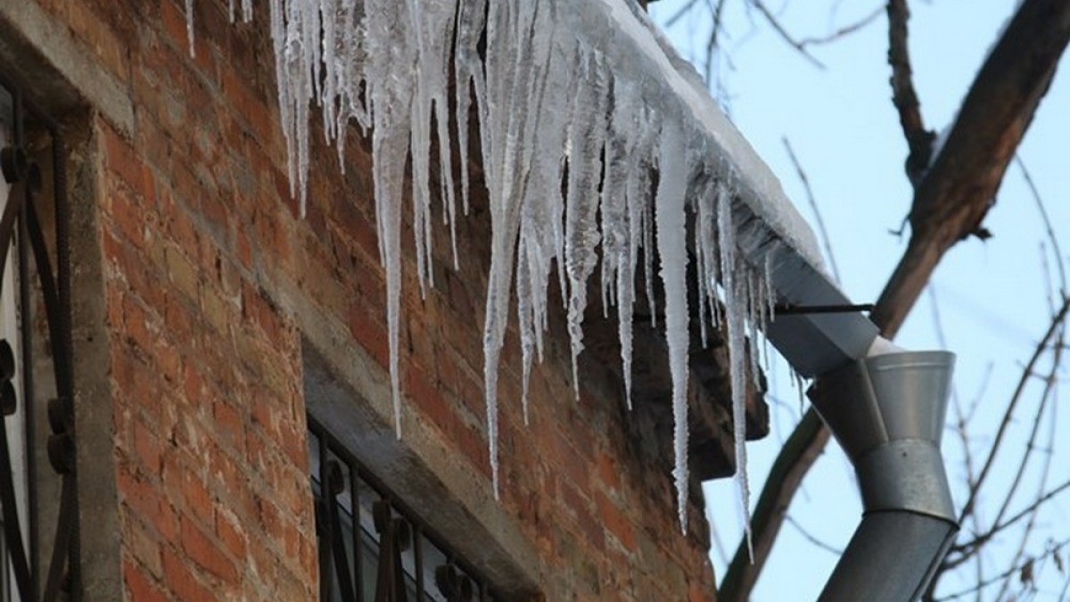 Павлоградцев предупредили об опасности сосулек