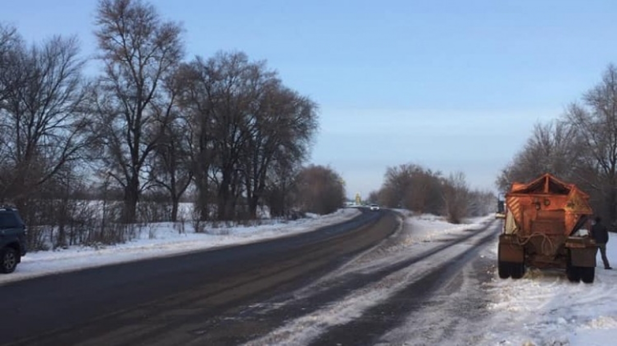 За сутки очищено около 2500 км дорог, но местами на дороге гололед - Днепропетровский Облавтодор