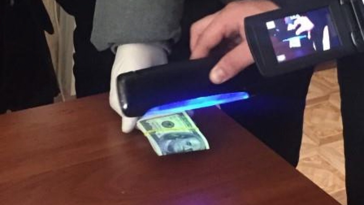 Павлоградского чиновника словили на взятке в 1300 долларов