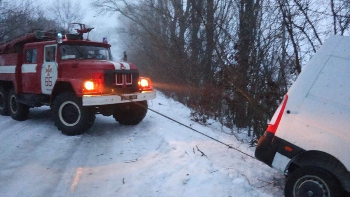 За сутки спасатели вытянули 15 автомобилей из снега