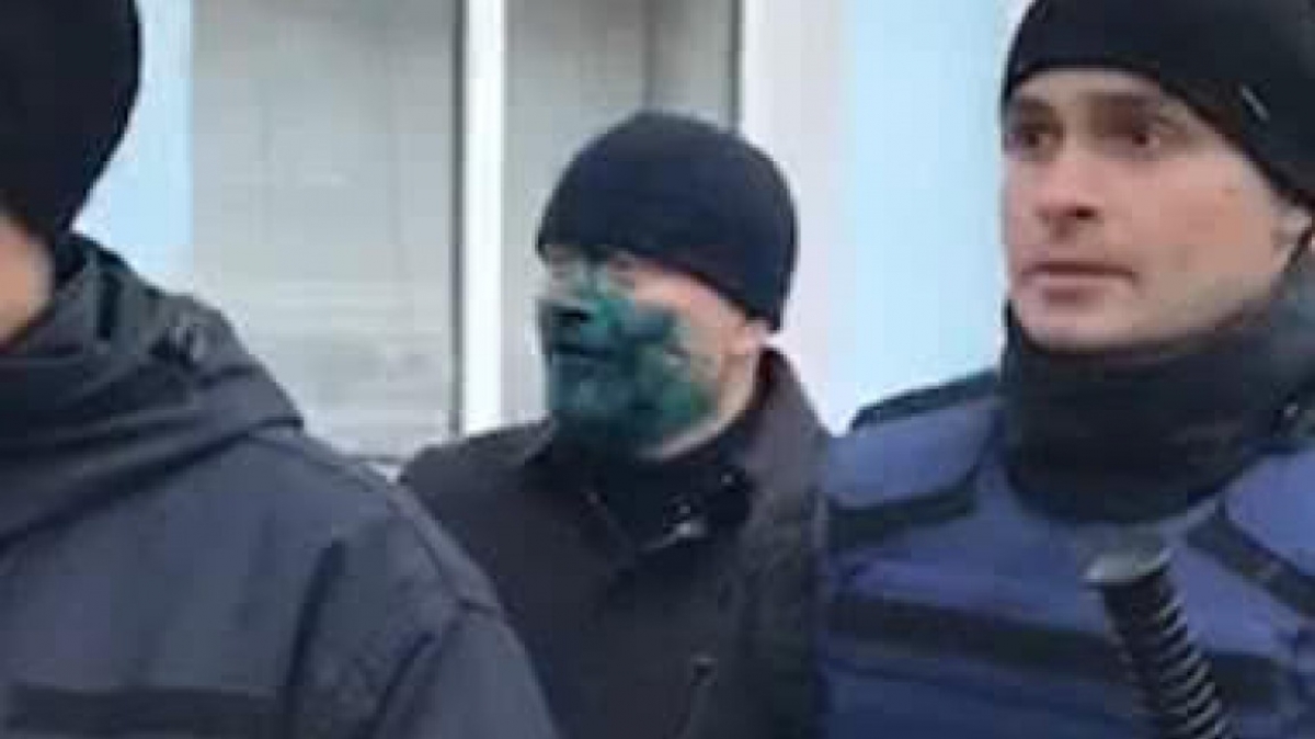 Вилкула облили зеленкой и не пустили выступать в Бердянске