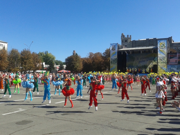 Творческие коллективы Павлограда устроили на площади яркое шоу