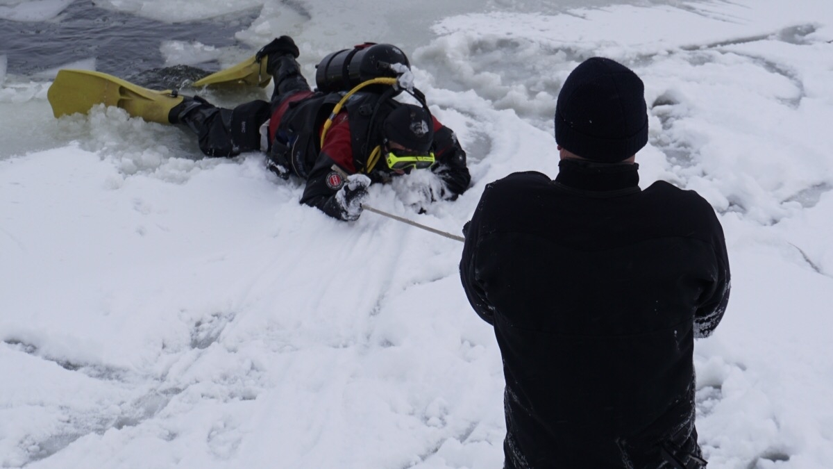 Спасатели предупреждают об опасности хождения на зимнюю рыбалку