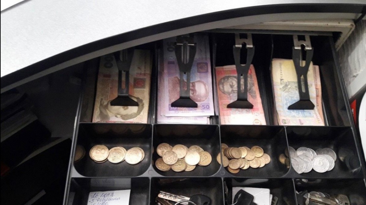 С нарисованными усами и бородой грабитель пытался ограбить магазин в Першотравенске