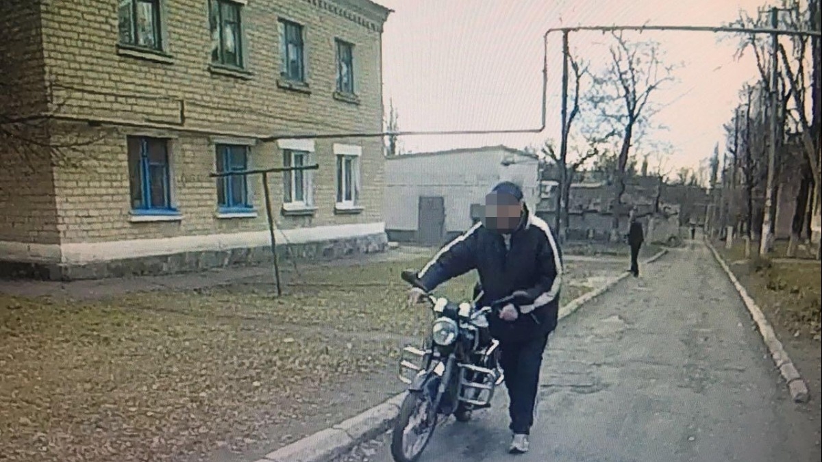 В Терновке полицейские час искали украденный возле магазина мопед