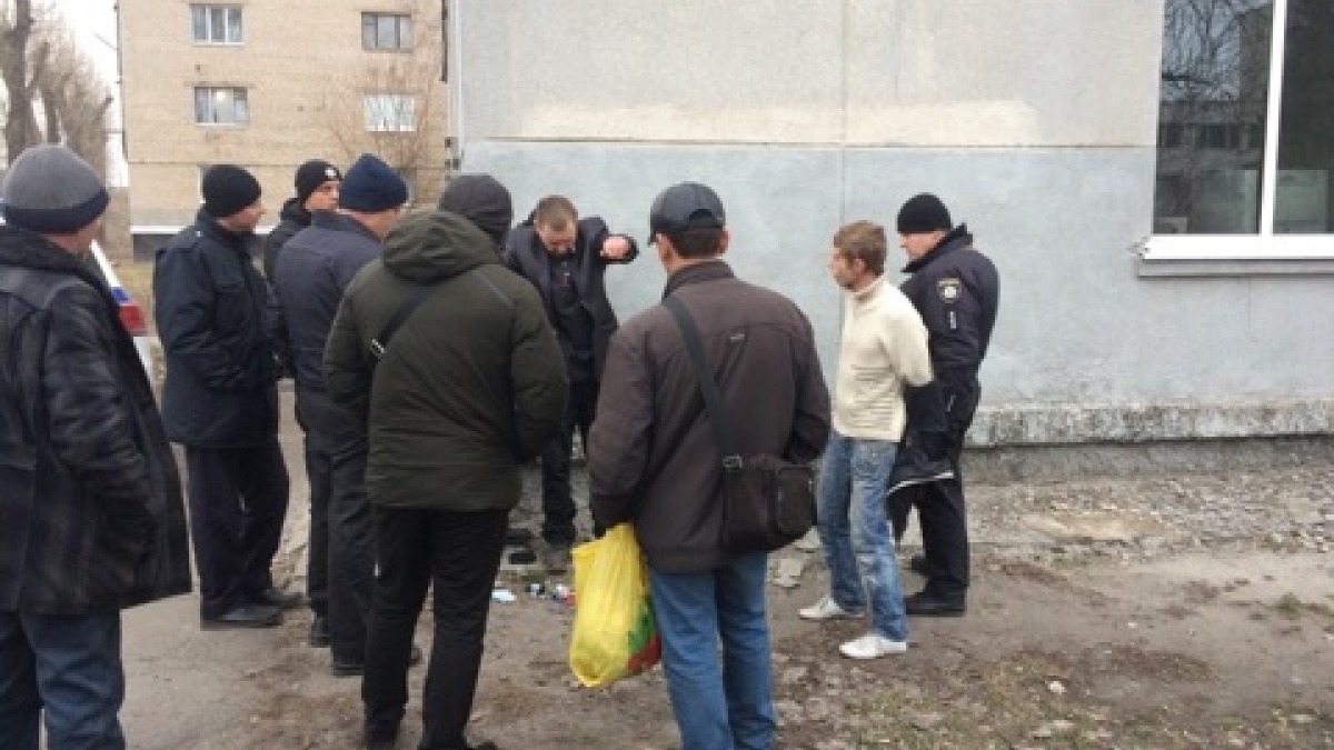 В Павлограде полицейские задержали двух мужчин ограбивших прохожего