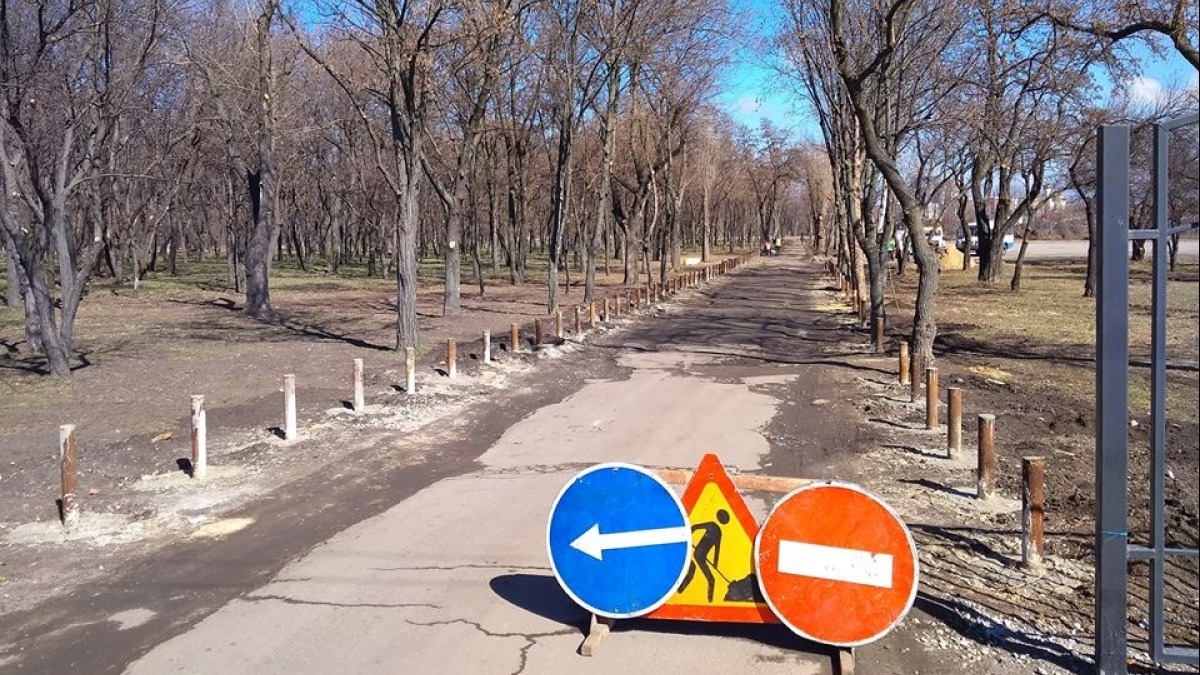 В павлоградском парке 1 мая коммунальщики установили столбики вдоль аллеи