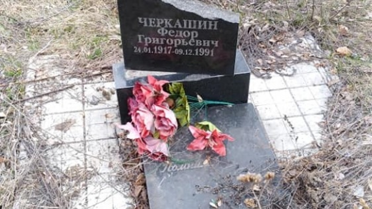 Неизвестные разрушили памятники на кладбище в Городище